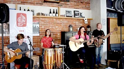 Folková scéna Trifot Open Mic v Praze 13